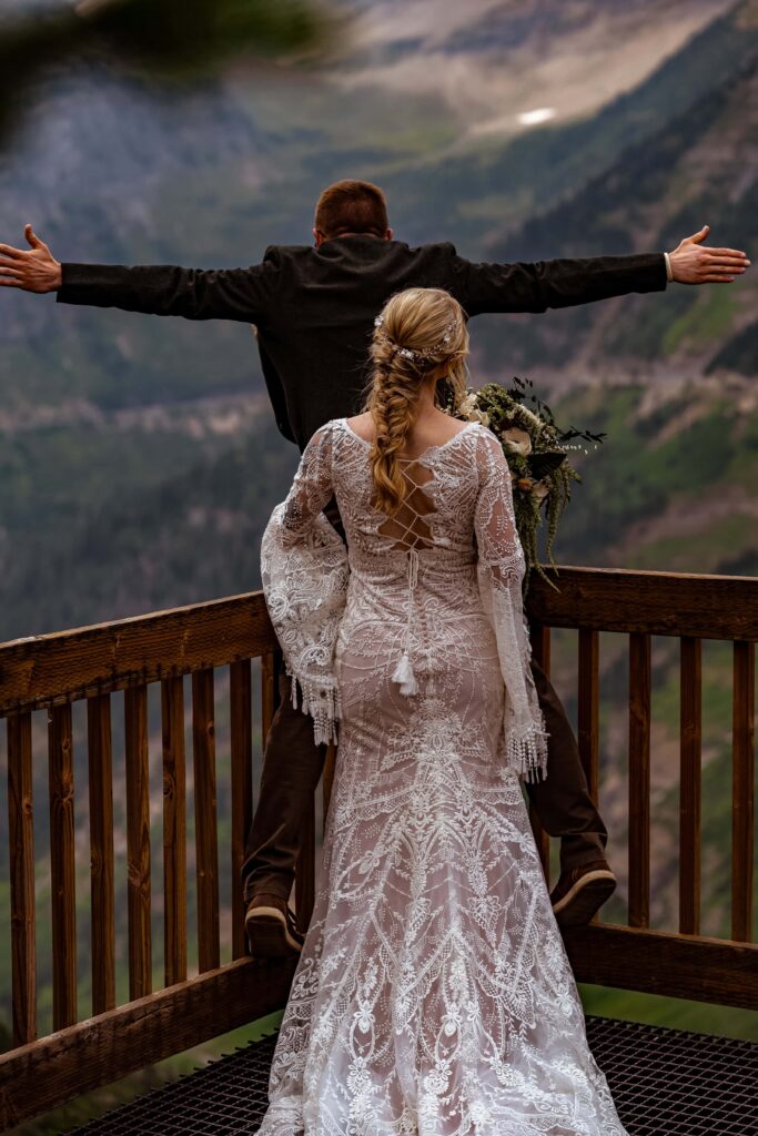 Elopement couple in Glacier National PArk